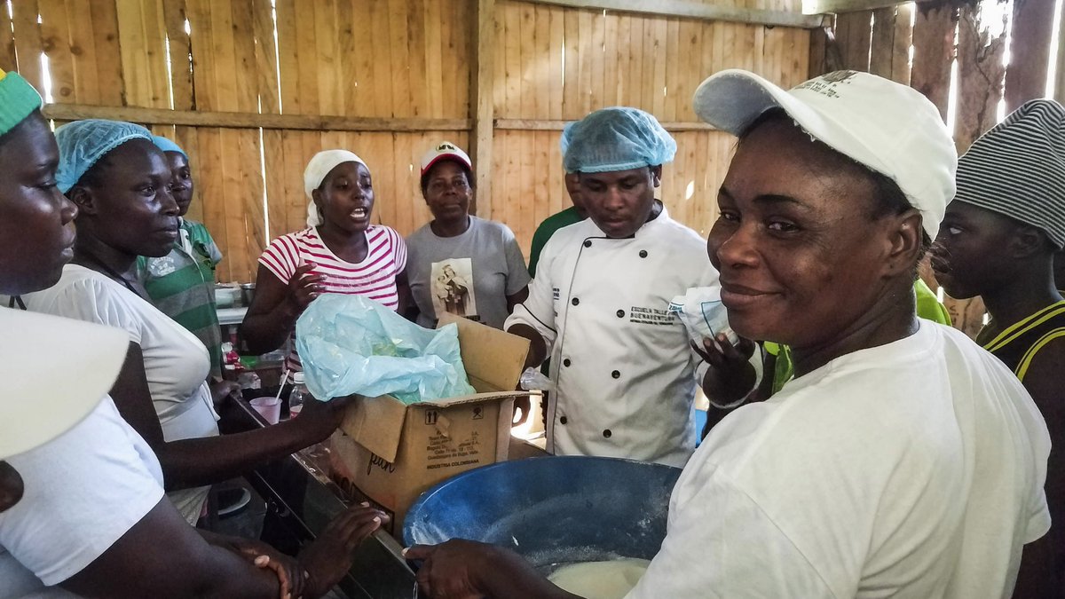 AxSolidaridadCO's tweet photo. Con productos autóctonos como el #borojó y la #papachina, la Organización de Mujeres Aini de la vereda Primavera fortalecen su unidad productiva con este curso de panadería 👩‍🍳 
@EscuelasTallerC @UEenColombia @SomosHojadeRuta #mujeresemprendedoras #EuropaCreeEnColombia 🇨🇴🇪🇺 https://t.co/syoRq9Gurh