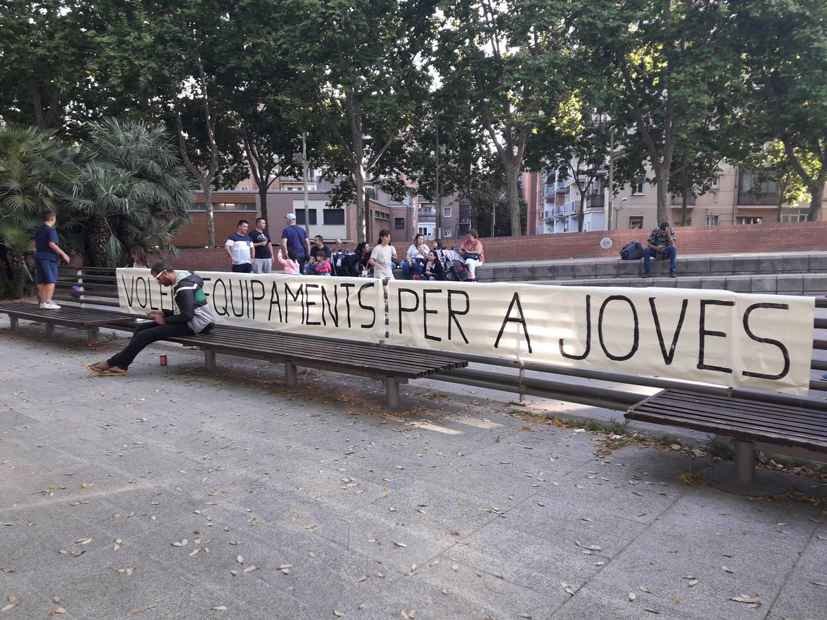 jordimartinlope's tweet photo. Els joves del besòs, des de @AJBesos , preparant la festa jove del barri i reclamant allò que fa temps esperen: equipaments per a joves al #BesosMaresme https://t.co/QwqZQ4XaXw