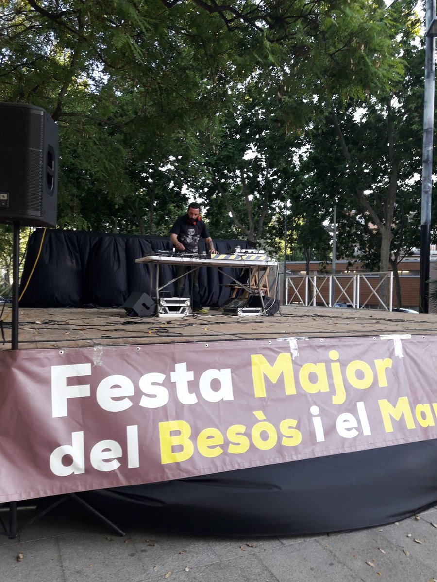 jordimartinlope's tweet photo. Els joves del besòs, des de @AJBesos , preparant la festa jove del barri i reclamant allò que fa temps esperen: equipaments per a joves al #BesosMaresme https://t.co/QwqZQ4XaXw