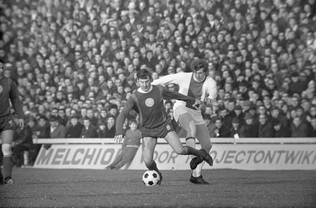 ftblsm's tweet photo. #PietKeizer also with @Ajax won 6 #Eredivisie titles, 5 KNVB Cups, 2 European Super Cups, 1 Intercontinental Cup. In the picture (#EricKoch/Anefo) #PietKeizer in duel vs. #CoPrins during the match between MVV and Ajax (1-1). https://t.co/OdDQzhrcXL