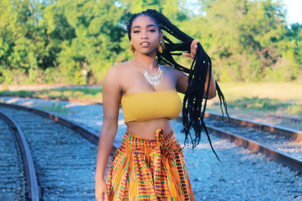 ohmyslimm's tweet photo. flower child X @NittyScottMC ft. @kendricklamar 😌
📷: @Kweenjaishootz
#model #blackqueen #flowerchild #kendricklamar #NittyScottMC
#BlackWomen #BlackGirlsRock #blackgirljoy #blackgirlmagic #beauty #poetry #art #tyrabanks #ETX #vougemagazine https://t.co/ldXUsdzgN4