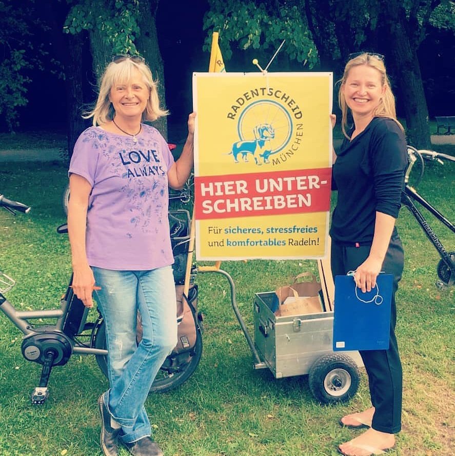 Radentscheid_M's tweet photo. Auch heute waren sie wieder in der ganzen Stadt unterwegs, unsere fleißigen Sammlerinnen und Sammler.
Wir sind im #Endspurt.
Noch könnt Ihr unterschreiben. Zuletzt auf der Rad-Ringdemo am 30. Juni.
#JedeStimmeistwichtig #Hilfmit #Wirdrehndas https://t.co/K9hvliJNed