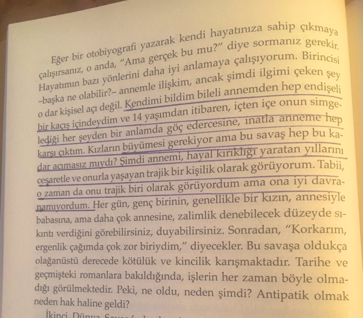 klkurdu's tweet photo. Anne/kız meselesine çarpıcı giriş yapmış. “...içten içe onun simgelediği her şeyden kaçtım” #dorrislessing #anılar https://t.co/Htl2PN398t