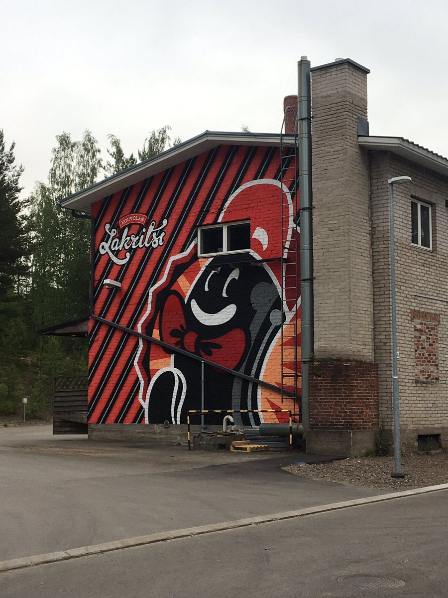 eeva_annika's tweet photo. Fillarointia kuopukseni kanssa ja paikallisten maisemien ihastelua. #kouvolanlakritsi #muraali #upea #tykkään #tällaisialisää #hieno 👌🏼#sopii https://t.co/S2nv1sPfSn