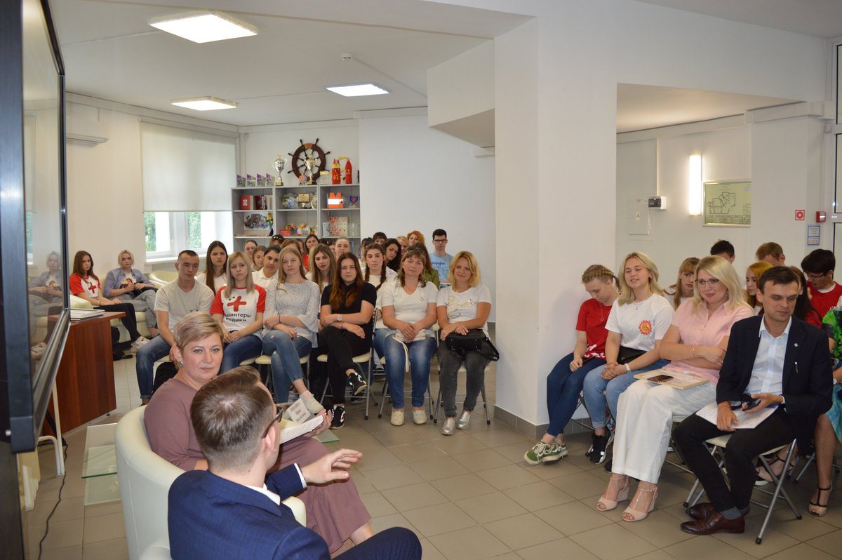 Большая встреча в формате #ДиалогНаРавных прошла сегодня в #ДомМолодежи33 с председателем ВОД «Волонтёры-медики» Павлом Савчуком. В рамках мероприятия было подписано соглашение о сотрудничестве между администрацией области и ВОД «Волонтёры-медики» #Доброволец33 #ВолонтерыМедики