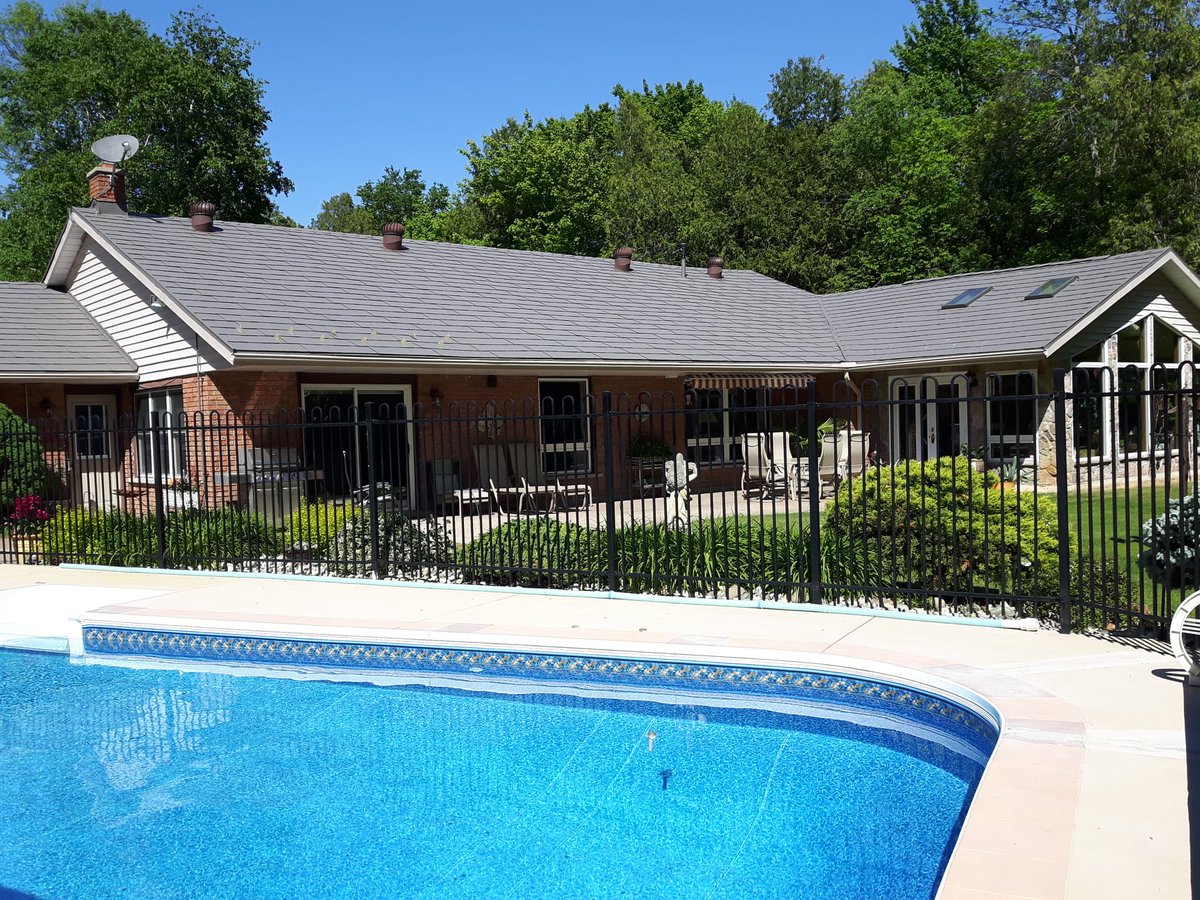 csweeneysmith's tweet photo. Planning a move to the Port Elgin area? This property is a must see!!  Minutes to downtown Port Elgin, a 3 km bike ride to MacGregor Point Provincial Park &amp;  Lake Huron, walking distance to trail systems &amp; only 20 minutes to Bruce Power.
VIDEO TOUR: https://t.co/ZyrcVQJEcO https://t.co/mDYyIxRR3t