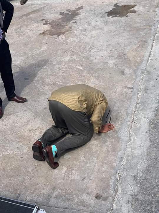kulmiyek11's tweet photo. Wiil Dalka Canada laga soo celiyey ayaa maanta markii Muqdisho laga soo dejiyey sujuud dhulka la dhacay. https://t.co/iqSoAeMjbK