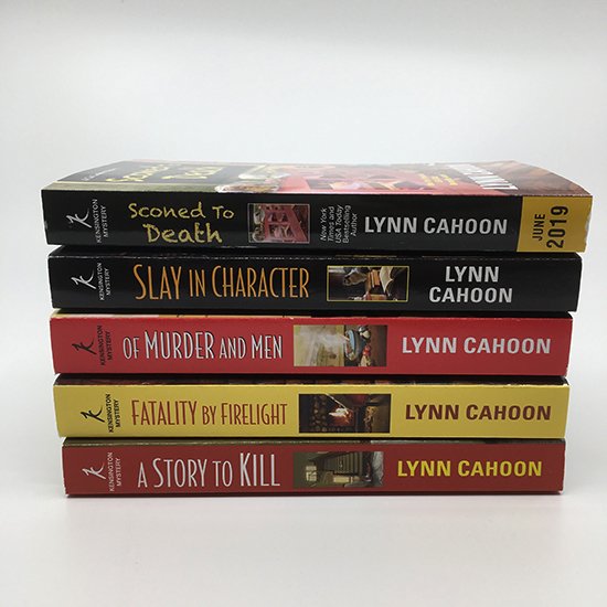 KensingtonBooks's tweet photo. Enter for your chance to win a treat and a stack of @LynnCahoon's #CatLatimer books! https://t.co/TsIcZAz1NT https://t.co/s7a7EhpjT0