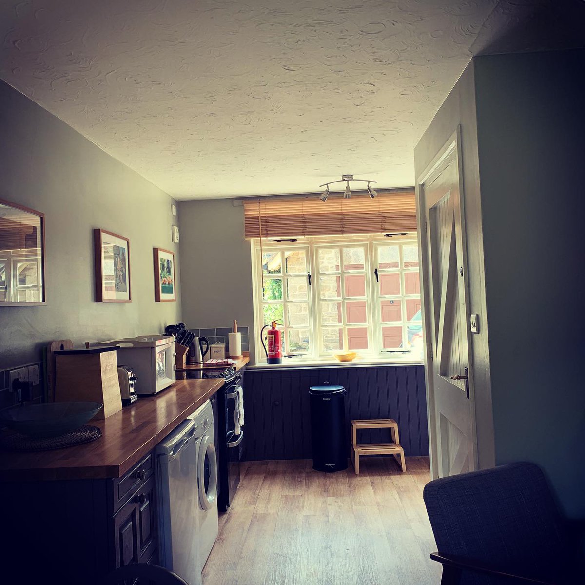 SPECIAL OFFER!
The self-catering cottage: Monday 1st - Friday 5th July 2019 £350 for 4 nights (normally £386, based on one week in July being £675)
Please mention the special offer when phoning or emailing to book 01308 459963