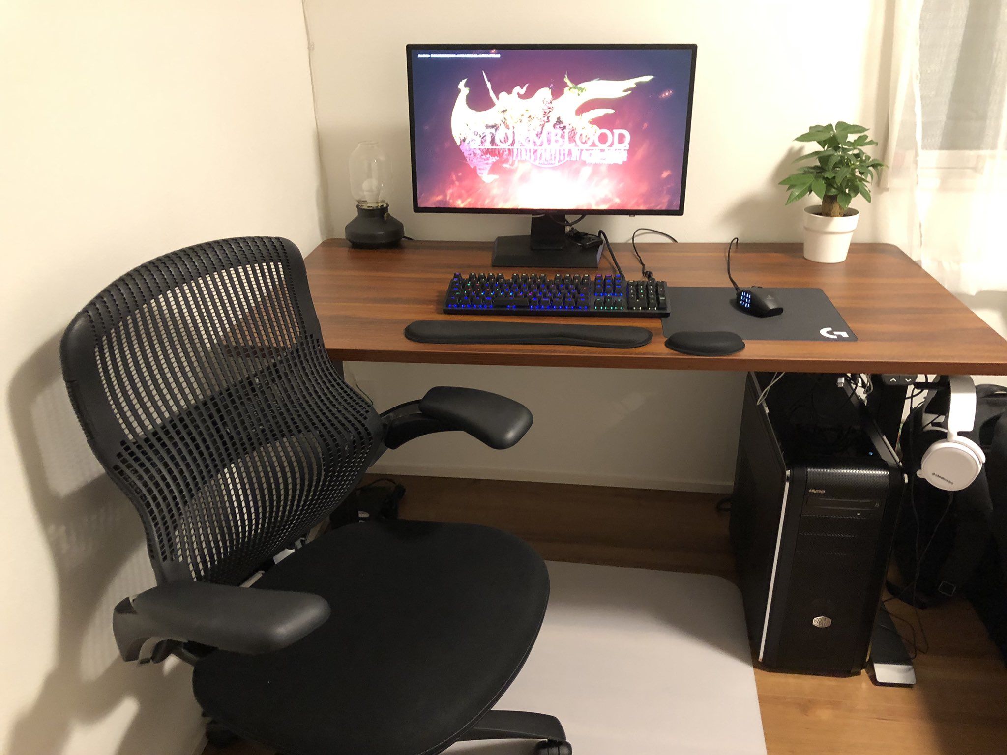 Tj8n Pcデスクの場所が日陰で夜になるとなかなか暗い ゲームやってると目が疲れるから 眼精疲労の防止策としてモニター裏の壁に光が当たるようにデクスランプを置いてみた でも電球のワット数間違えて部屋の電気を消してもこの明るさで逆に目が痛い