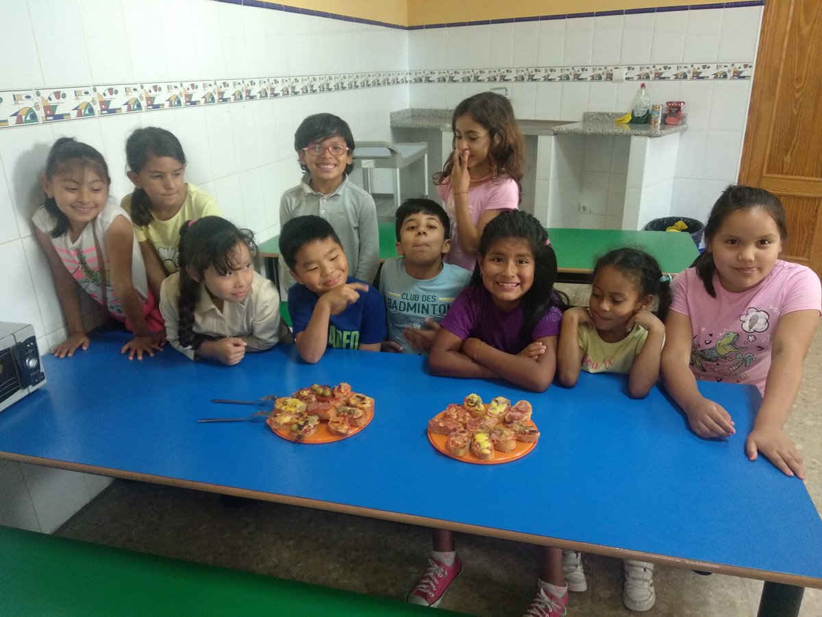 sedvies's tweet photo. Tarde de montaditos 😋👩🍳@sedives @fundlacaixa #FundacioEscolapias #CaixaProinfancia #SeguimosCaminando #svEquipoEducativo #aspai.et #GrupoAmarillo https://t.co/jkInLkfpot