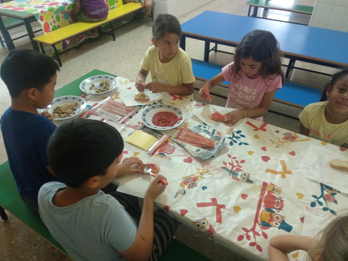 sedvies's tweet photo. Tarde de montaditos 😋👩🍳@sedives @fundlacaixa #FundacioEscolapias #CaixaProinfancia #SeguimosCaminando #svEquipoEducativo #aspai.et #GrupoAmarillo https://t.co/jkInLkfpot