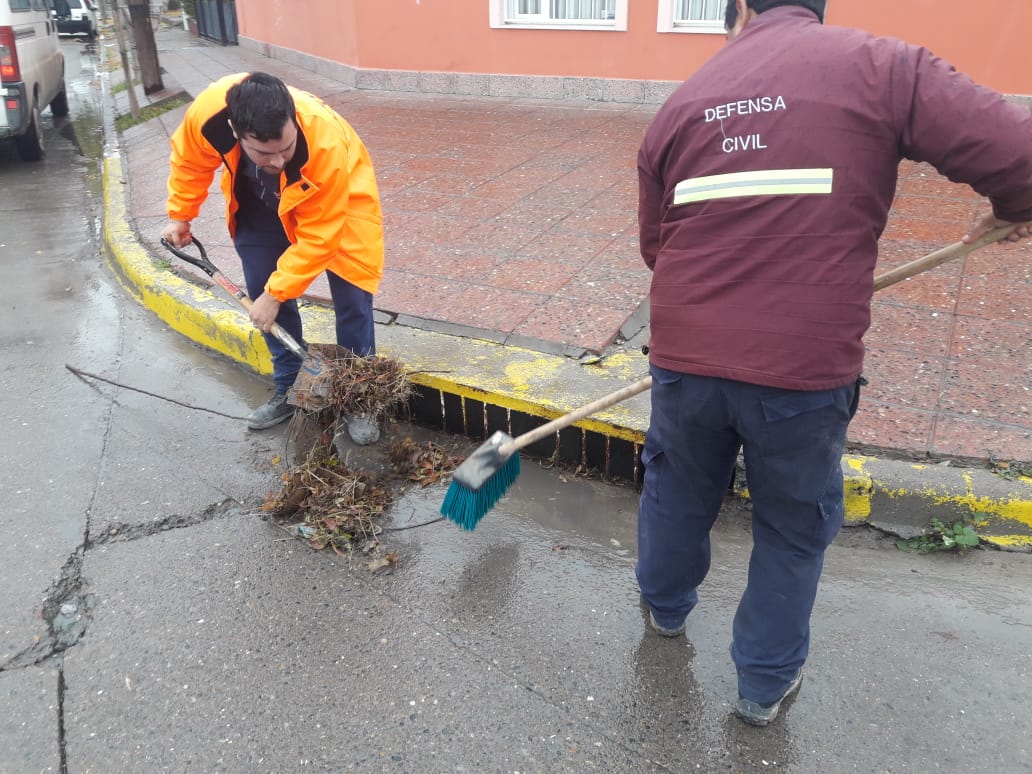 Defensa Civil continua recorrido por la ciudad, repasando limpiezas de alcantarillas.