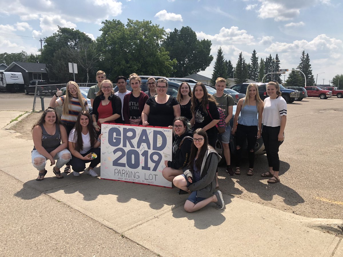BSS_Thunder's tweet photo. Hijacked Parking Lot!😳 #gradprank #staffhavetowalk 🚗🚙 https://t.co/O1VWEfkrXA
