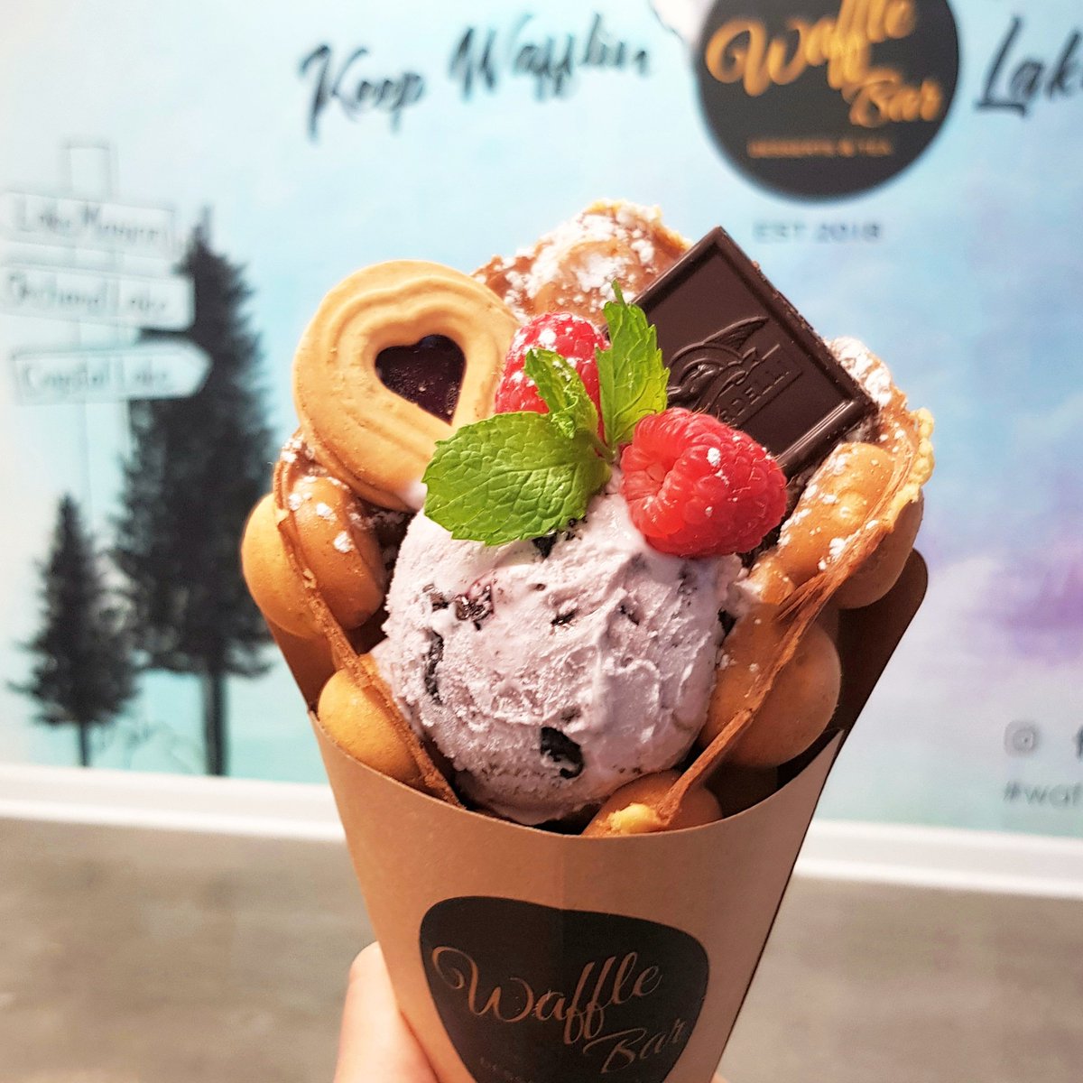 wafflebarmn's tweet photo. Calling all Raspberry Lovers... introducing the Brrrberry, a delicious Raspberry chocolate chip icecream, paired with a Ghirardelli Raspberry filled chocolate square 🍫, love cookie ♥️ with fresh raspberries and a lovely mint! #wafflebarmn #raspberry https://t.co/WI1yUirPXB
