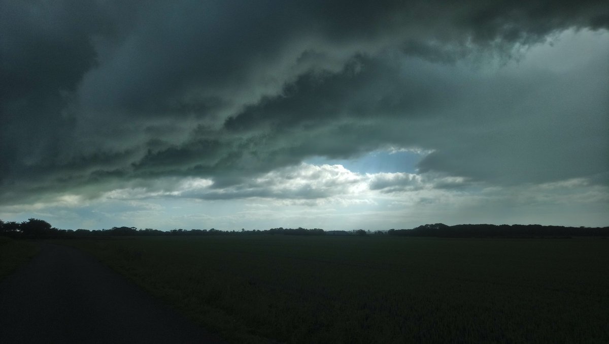 The calm before the storm from Bratoft Lincolnshire #StormHour <a href="/StormHour/">#StormHour</a> <a href="/LincsSkies/">Lincolnshire Skies</a> <a href="/Abbiedew/">Abbie Dewhurst</a> <a href="/DeepingsSkies/">The Deepings Skies</a> <a href="/EarthandClouds/">Earth and Clouds</a> #biglincolnshiresky <a href="/BBCWthrWatchers/">BBC Weather Watchers</a> <a href="/WeatherLincs/">WeatherLincs☀️😁</a>