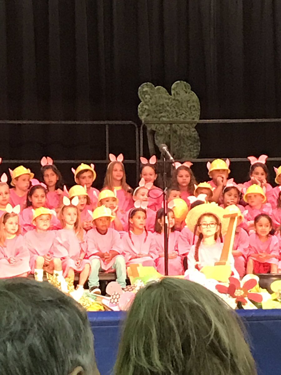 ToddJamnik's tweet photo. So Proud Of My Willow. She did an amazing job. Kindergarten Graduation. #3PiggyOpera https://t.co/9CuuRaHBXX
