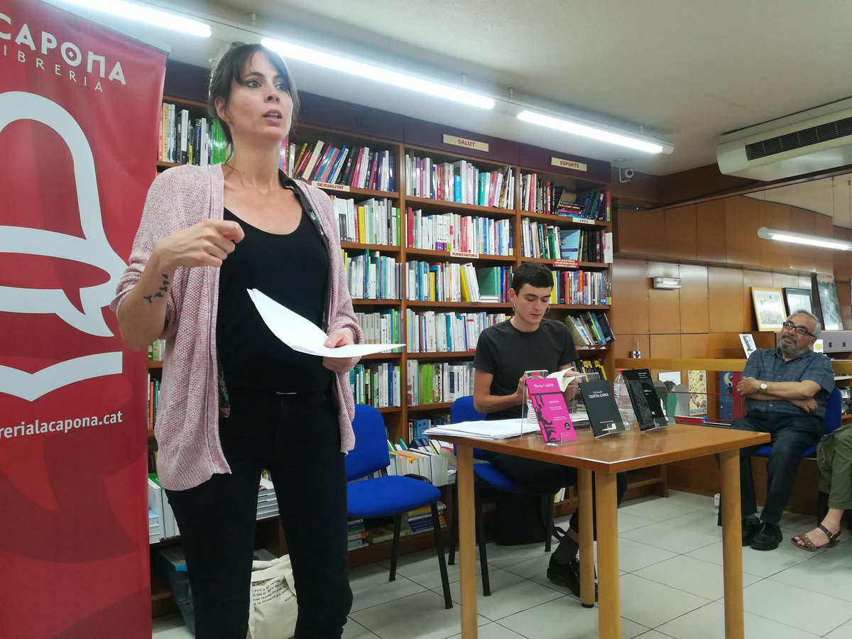#poetitzat #poetitzatgn Emocionada 'hasta les tranques' al recital de poesia de la Mireia Calafell i en Pol Guasch. Festival Poetitza't @polguapolgua <a href="/mireia_calafell/">Mireia Calafell</a> <a href="/lacaponatgn/">llibrerialacapona</a> <a href="/poetitzat/">Poetitza't</a>