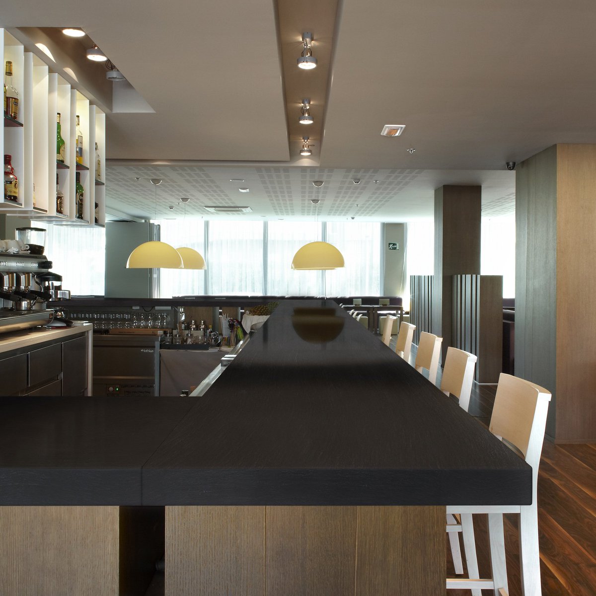 CosentinoUK's tweet photo. Dekton is a great choice for hospitality venues thanks to its hardwearing properties and wide range of designs. Dekton Domoos fabricated in a chunky thickness creates a striking design statement on this hotel bar https://t.co/AzWWRWRl6C https://t.co/JUXD91w9Hg