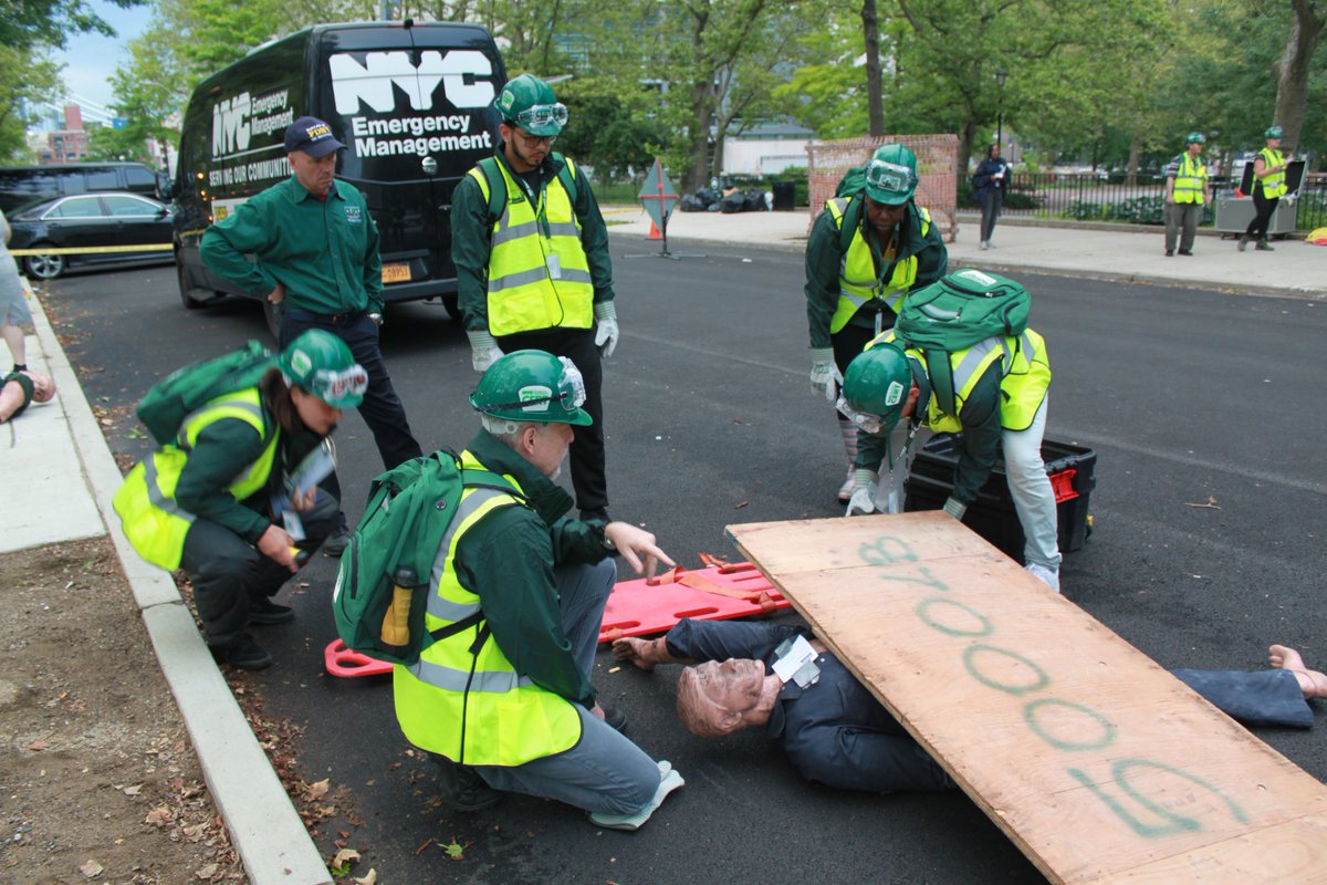 JoeEspoNYC's tweet image. Students from this cycle’s #NYCCERT class participated in a #disastersimulation to put their emergency response skills to the test. Do you think you have what it takes to become a CERT member? Visit NYC.gov/cert to find out.
