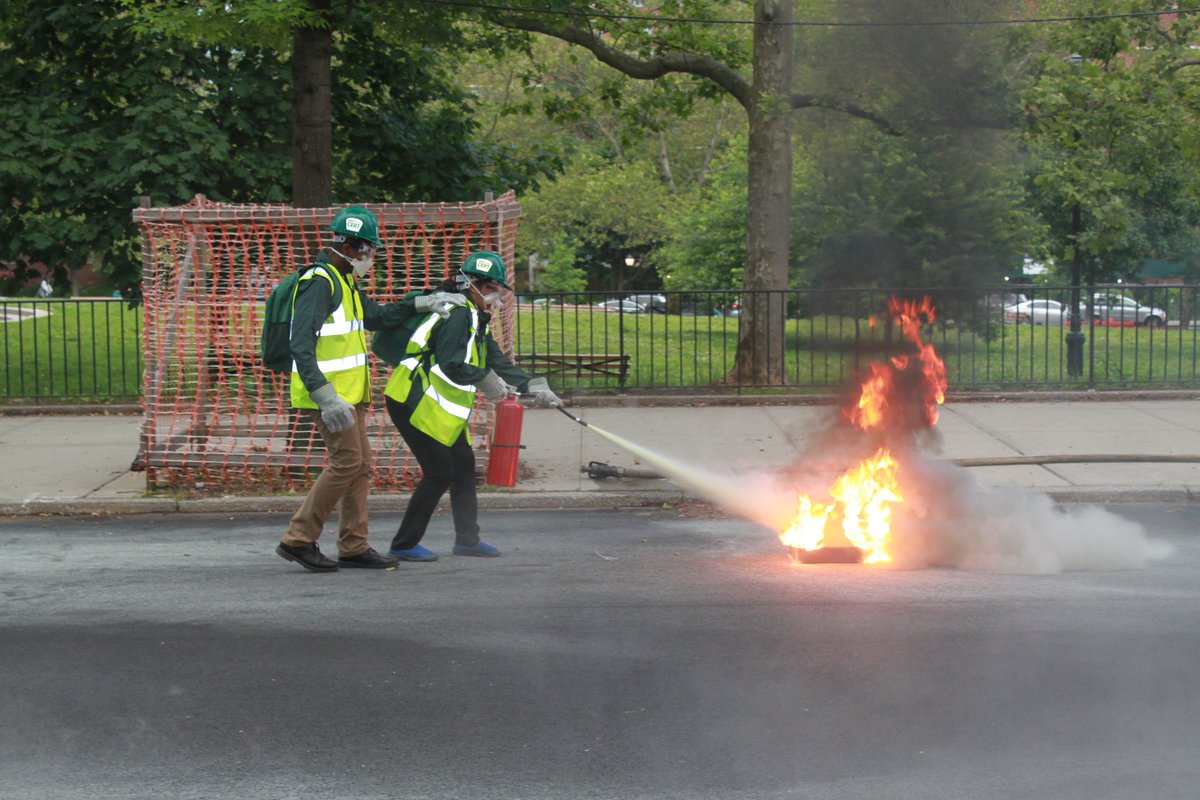 JoeEspoNYC's tweet image. Students from this cycle’s #NYCCERT class participated in a #disastersimulation to put their emergency response skills to the test. Do you think you have what it takes to become a CERT member? Visit NYC.gov/cert to find out.
