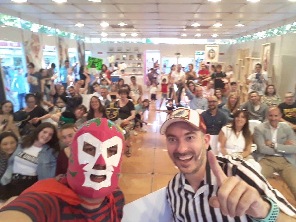 LuchalibroMAD's tweet photo. Onomatopeya King y el gran presentador Rafa Blancas #selfie con el público de #luchalibroMAD en el Pabellón @ComunidadMadrid de la #FLM19 

#improvisaciónliteraria #TusPalabrasSonMásFuertesQueTusPuños @MadridxDeporte @IbercajaSocial https://t.co/jJG5QbcH3i