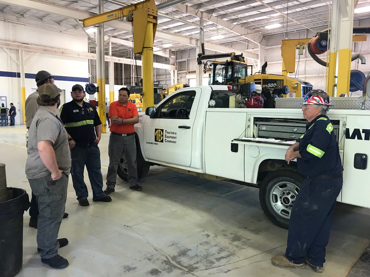 komatsuconstrna's tweet image. It&apos;s great to see the next generations of #technicans from @OSUIT learning from @TractorEquipTEC&apos;s Sr. Technician David Miller about having a safe &amp;amp; successful career. #futureofconstruction #constructionjobs #constructionequipment #technicians