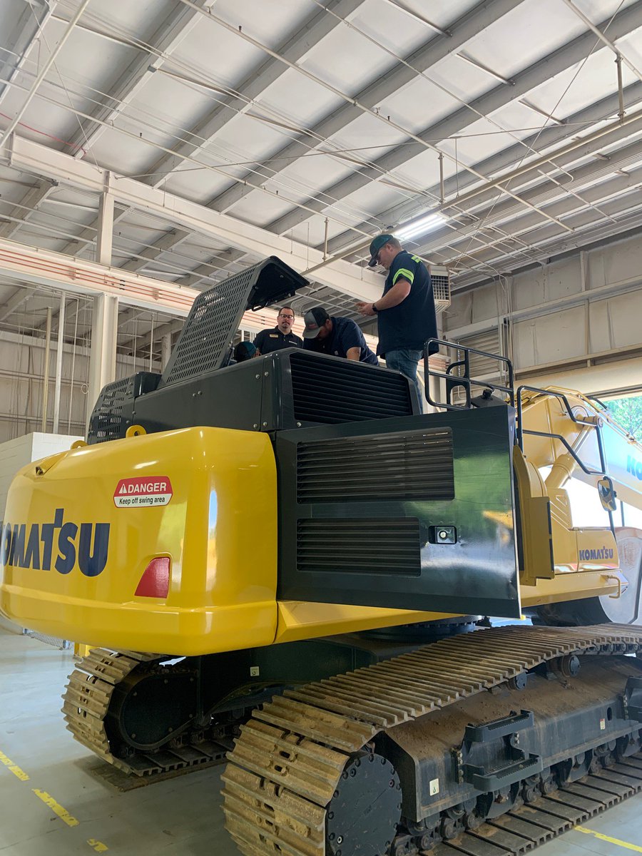komatsuconstrna's tweet image. It&apos;s great to see the next generations of #technicans from @OSUIT learning from @TractorEquipTEC&apos;s Sr. Technician David Miller about having a safe &amp;amp; successful career. #futureofconstruction #constructionjobs #constructionequipment #technicians