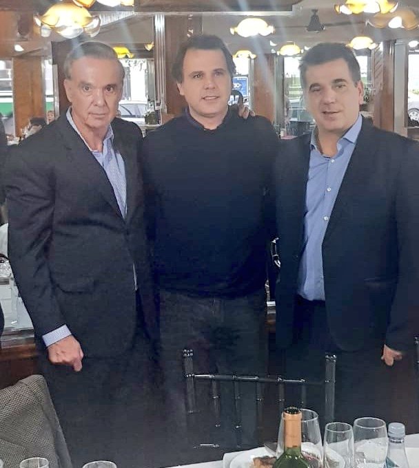 Junto a <a href="/MiguelPichetto/">Miguel Ángel Pichetto</a> y <a href="/cristianritondo/">Cristian Ritondo</a> celebrando el gran aporte de nuestro candidato a vicepresidente al espacio de #JuntosPorElCambio y afrontando entre todos el desafío de seguir transformando el país y la Provincia de Buenos Aires.