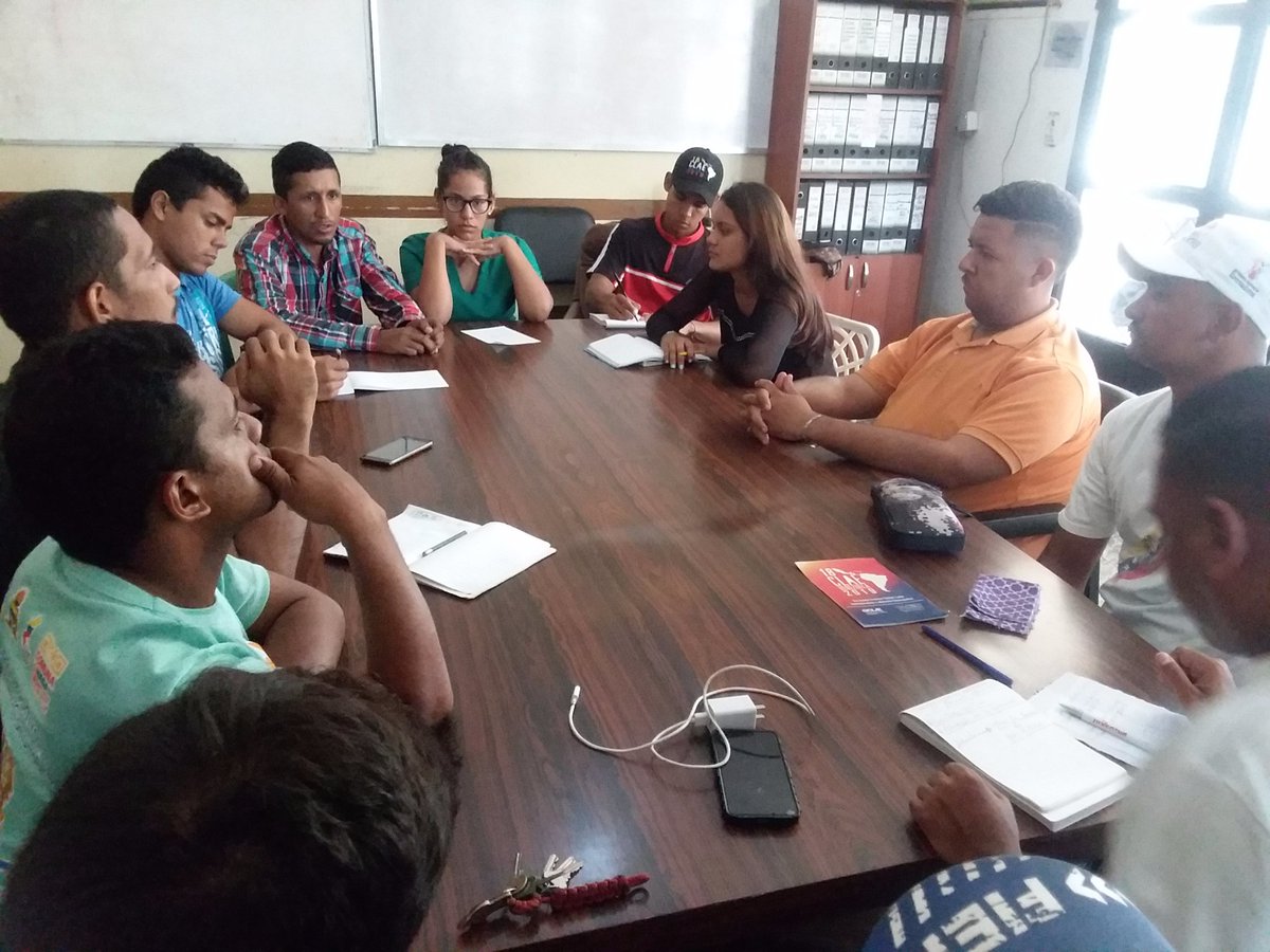 alonso_jpsuv's tweet photo. #Ahora Reunión Ordinaria del Movimiento Estudiantil #FEBUA y la #FCU de la #UNESR, Discutiendo las 4 líneas estratégicas del Presidente @NicolasMaduro y el abordaje al nuevo plan de víctimas de guerra económicas! Seguimos Venciendo!!
@RCarrizalezPSUV
@dcabellor 
@PdoPSUVApur3 https://t.co/YYX4KQOTCR