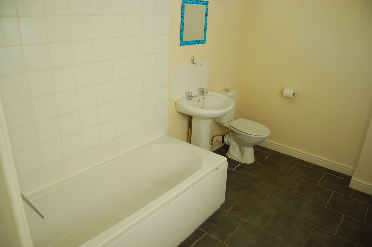 HenryRoseLet's tweet photo. ***NEW PRICE WEST IPSWICH £675pcm***
Henry Rose are pleased to offer this 2 bedroom semi detached house in West Ipswich. Lounge, dining room, kitchen, utility room, 2 bedrooms and bathroom. Gas heating. Rear Garden. Employed tenants only, no pets, no smokers. DGW https://t.co/pmv9F8NmRR