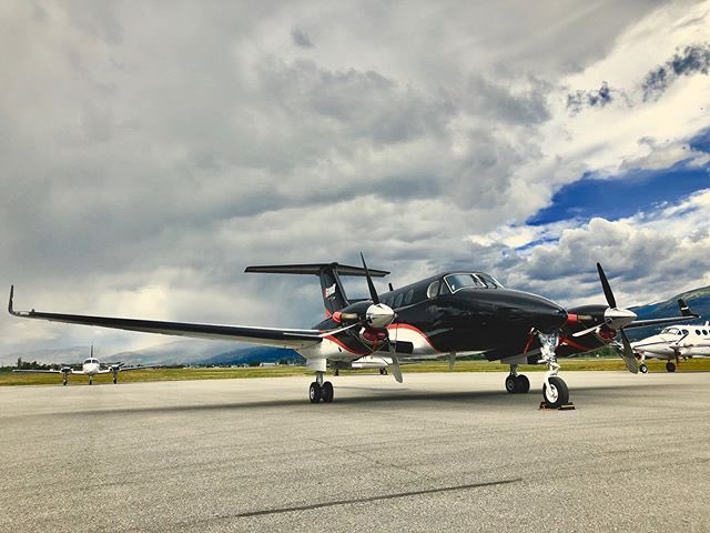 KingAirNation's tweet image. A beautiful #kingair from British Columbia, sweet paint job! 📷: james.kornelsen, tagged to #kingairnation on Instagram. #flyingfriday #beechcraft #textronaviation