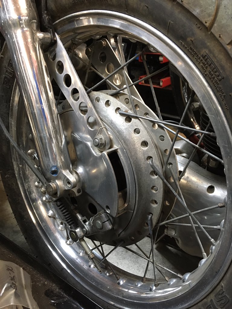 HooligansCycles's tweet photo. Got brakes? #4LS #fourleadingshoe #akront #Norton #nortonatlas #vintagemotorcycle #Britishmotorcycle #classicmotorcycle #rideimust #hbcparts #hooliganscycles #hooligansbritishcycles https://t.co/pXxUQzN25W
