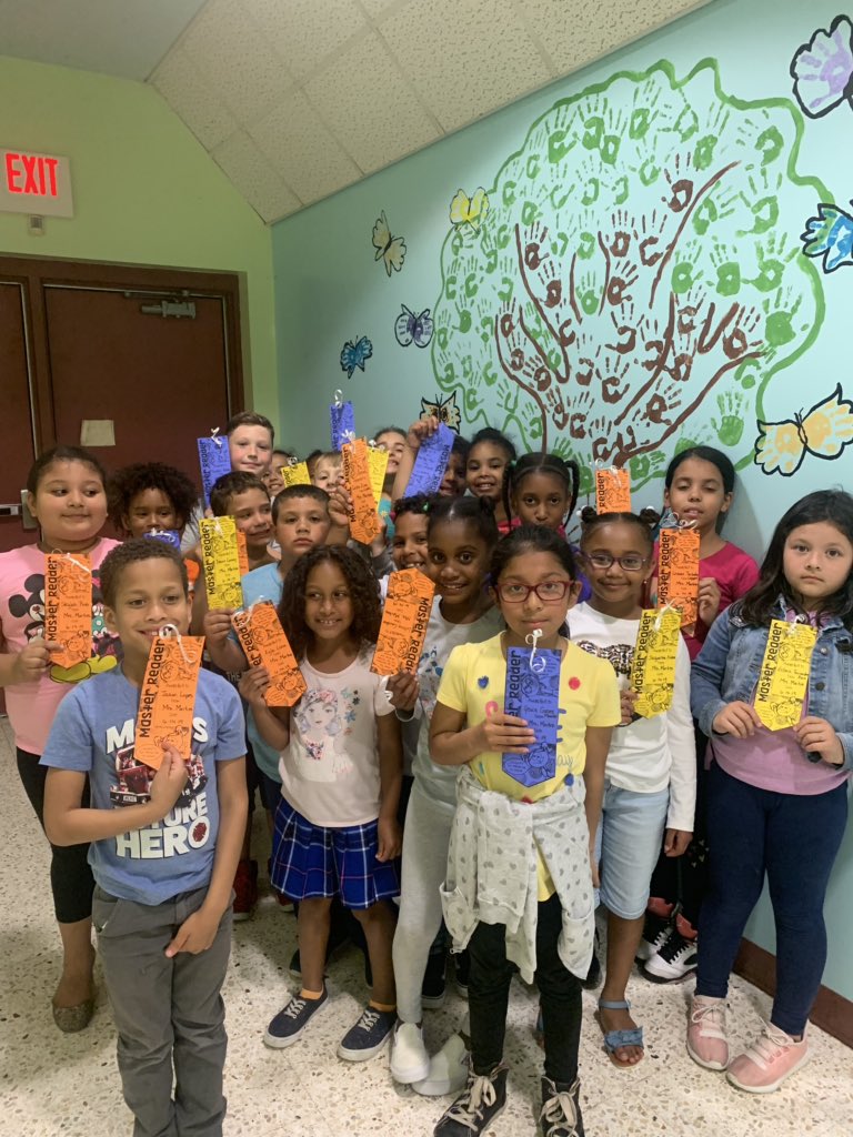 Master Readers celebrating their amazing accomplishments!@CurriculumMatrs @Curvin_McCabe @ARCcore #CurvinCares #PawtucketInspires #smilesfromeartoear #masterreaders #SecondGradeSquad