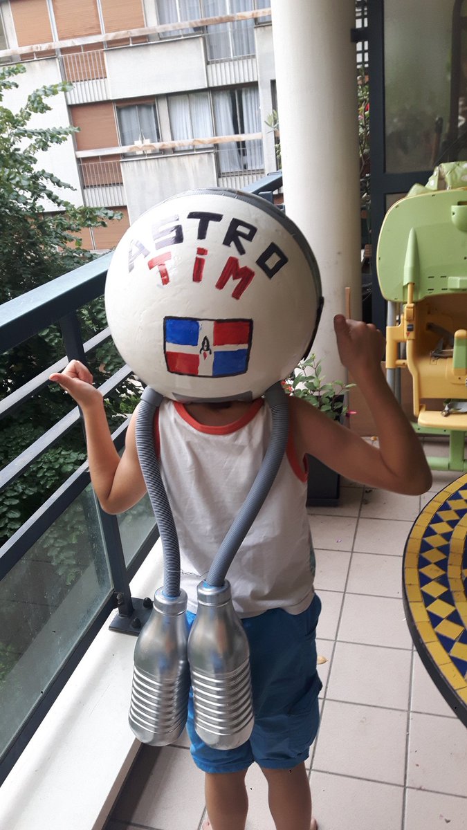 RLFART's tweet photo. "Les étoiles sont éclairées pour que chacun puisse un jour retrouver la sienne." #saintexupery #lepetitprince 
Bravo @Nic_LF pour ce costume fait maison ! 
Merci @Thom_astro de faire rêver les petits et les grands 
#astro #reve #enfance #espace #pesquet https://t.co/x0lfJQicl4