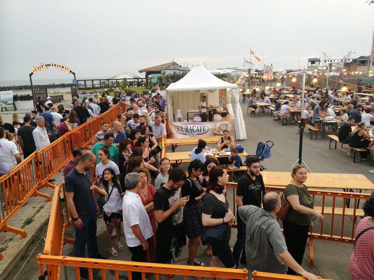 Partita  la Sagra del Pesce di Fiumicino! 14-15-16 giugno 2019
Nella scenografica Padella Gigante 20 quintali di calamari e gamberi mentre in cucina gli chef prepareranno gustosi primi piatti e 6 quintali di cozze. Degustazioni,
 a partire dalle ore 20 (Domenica 16 dalle 19!!!)