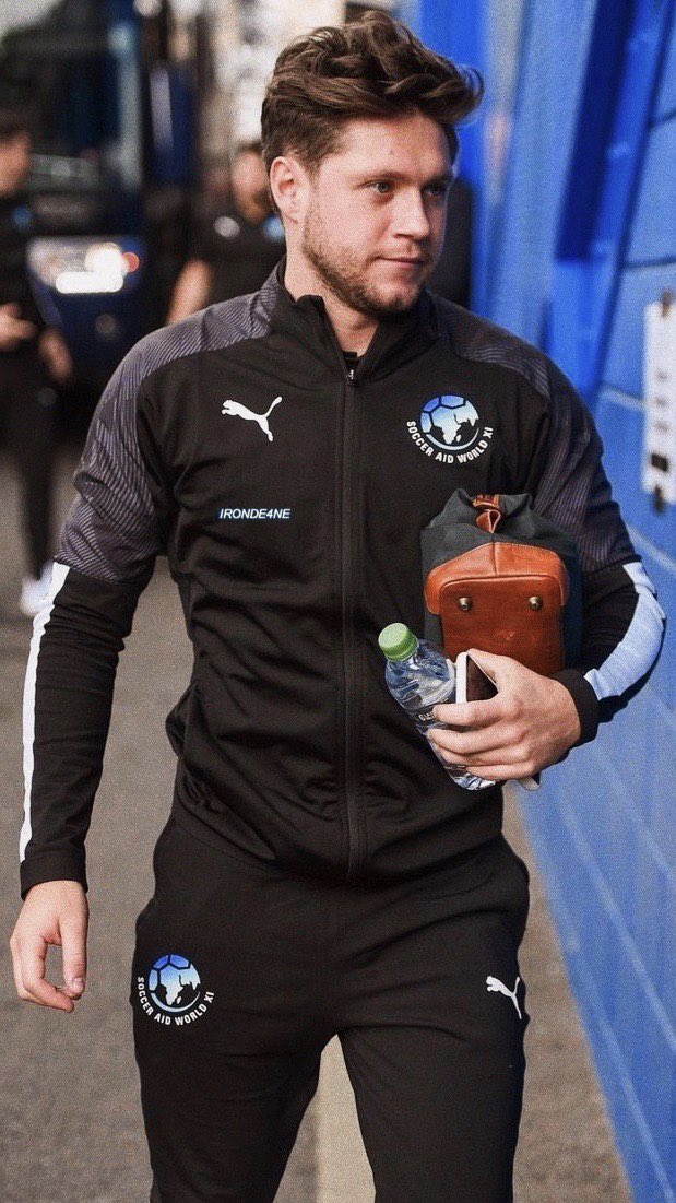 Lick me up, I'm sweet and salty
Mix it up and down my body
Love to hate me, praise me, shame me
Either way you talk about me.