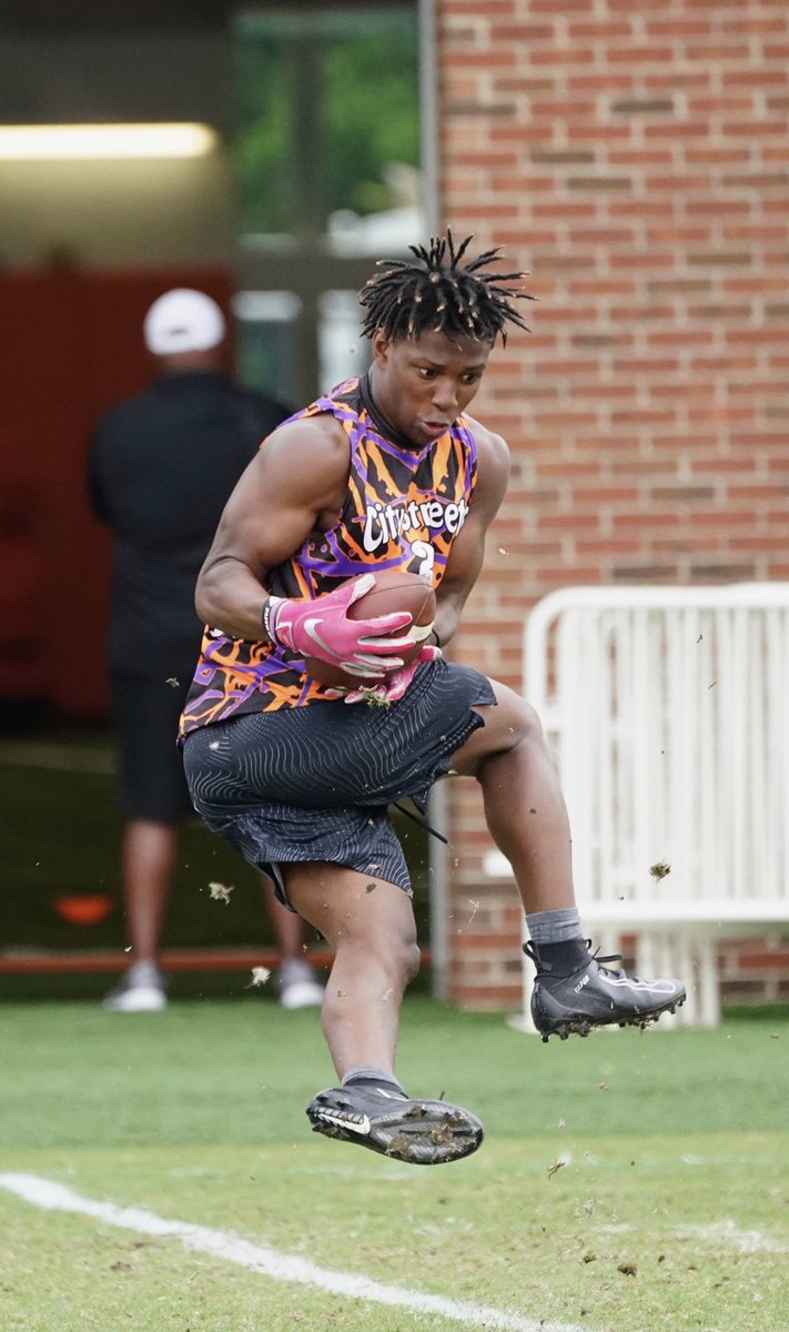 JalenWHines33's tweet photo. EFFORT Never Goes Into A SLUMP🔥@CS2SA @ClemsonFB @Playbookathlete @PennRBDowns @CoachMutunga @CoachStoNGo @CoachRenoYale @CUEJHenderson @Back2Basicss #DrugFreeDontTryMe https://t.co/VRzlClgMQw