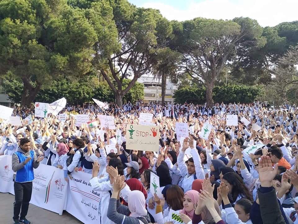 Abir48911114's tweet photo. Les parents des étudiants en médecine grévistes au Maroc sont intimidés et menacés 
Grande atteinte au droit de grève..
#DoctorsUnderOppression https://t.co/ycZEjJEoEc
