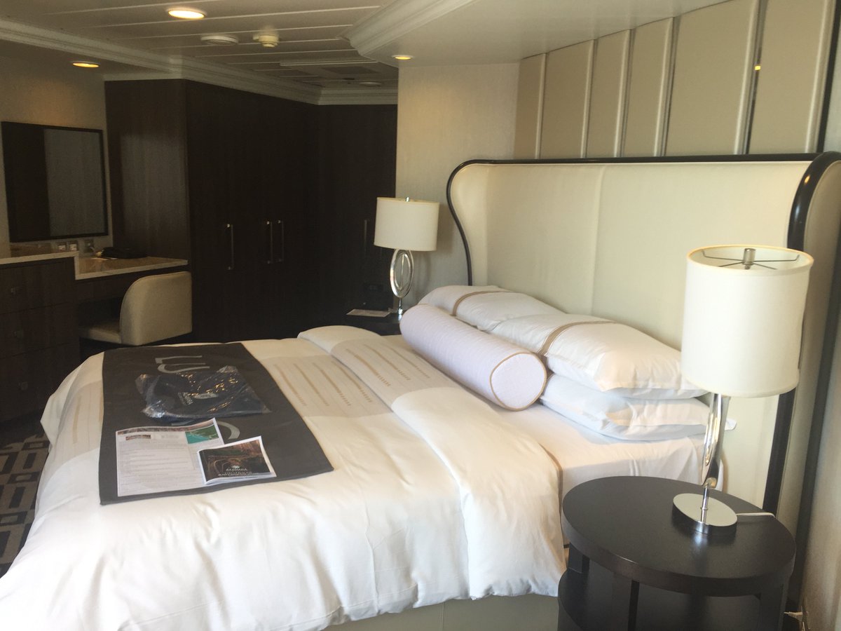 GoldbergBetsy's tweet photo. AzAmazing tour of @AzamaraQuest during a Seattle stop. #Luxurycruising at its finest on this floating #boutiquehotel. The décor evokes 1930s glamor. The spacious suites are worth the splurge. And the cuisine will delight with a variety of  flavors. #virtuosotravel #luxurytravel https://t.co/FODUJxQmKA