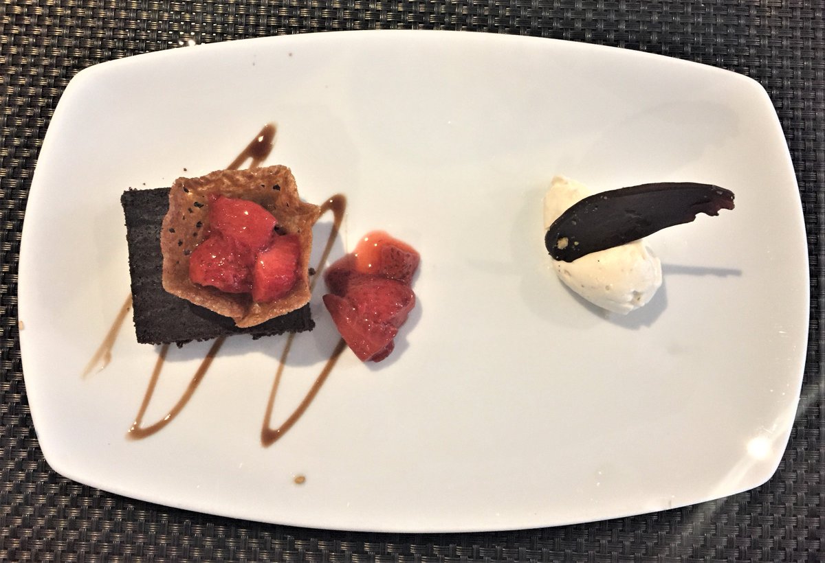 GoldbergBetsy's tweet photo. AzAmazing tour of @AzamaraQuest during a Seattle stop. #Luxurycruising at its finest on this floating #boutiquehotel. The décor evokes 1930s glamor. The spacious suites are worth the splurge. And the cuisine will delight with a variety of  flavors. #virtuosotravel #luxurytravel https://t.co/FODUJxQmKA