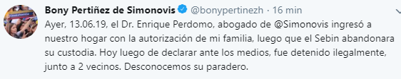 ElToqueDeDiana's tweet photo. .@bonypertinezh denunció la detención de Enrique Perdomo, abogado del ex preso político .@Simonovis "ingresó a nuestro hogar con la autorización de mi familia. Hoy luego de declarar ante los medios, fue detenido ilegalmente, junto a 2 vecinos. Desconocemos su paradero", dijo. https://t.co/3kPcUjQy5f