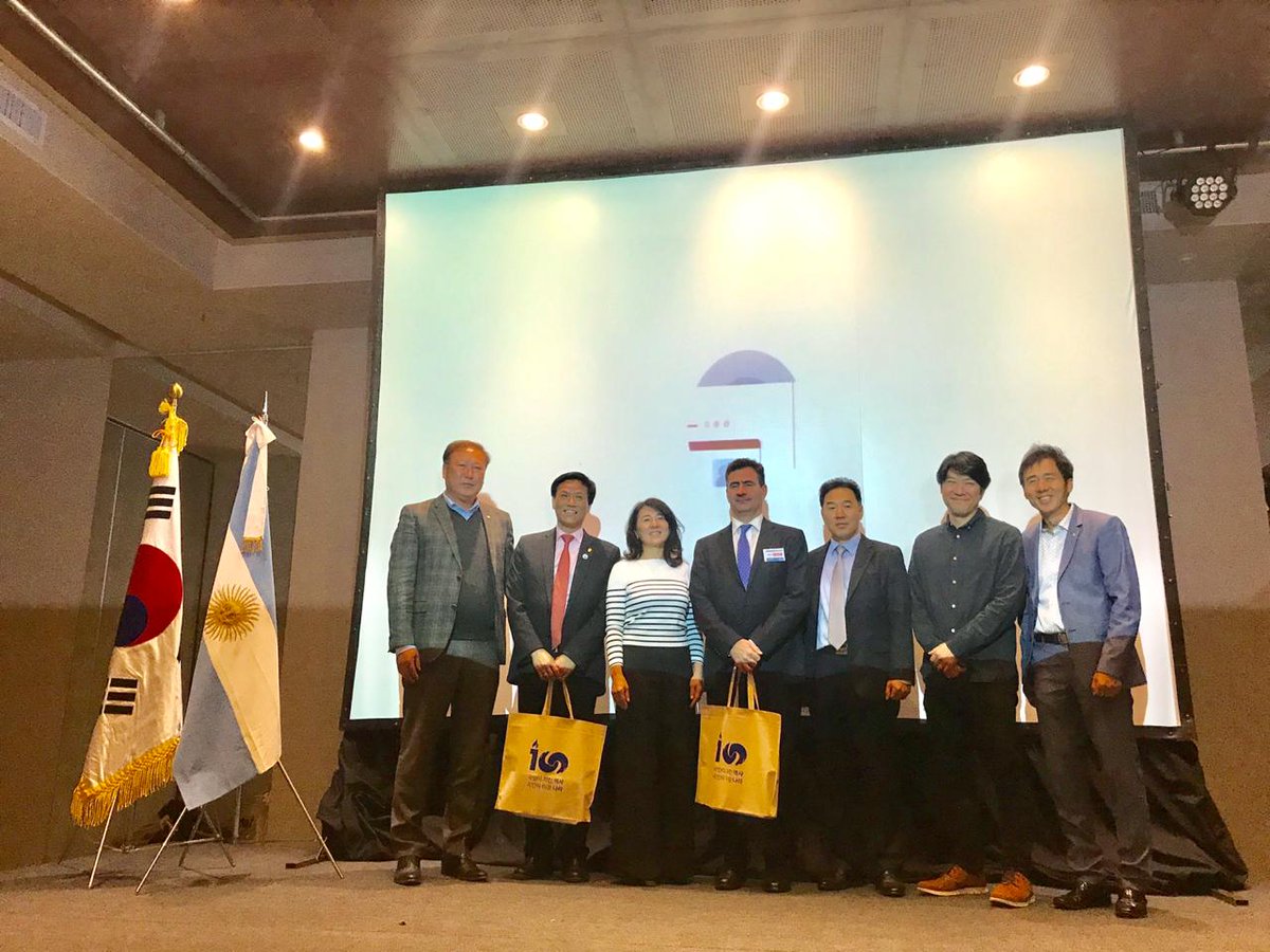 #Viernes Junto a <a href="/carmenpolledo/">Carmen Polledo</a>, <a href="/RegaCarlos/">Carlos J. Regazzoni</a> y <a href="/Daruffa/">Deluma</a> participamos del #Forum "#Millennial, desafios de la vida profesional" organizado por la Embajada de la República de #Corea en #Argentina y #APCA 🇦🇷🇰🇷 #Integración
#Jóvenes #HayFuturo <a href="/PBA_RRII/">Subsecretaría de RRII y Cooperación de la PBA</a>