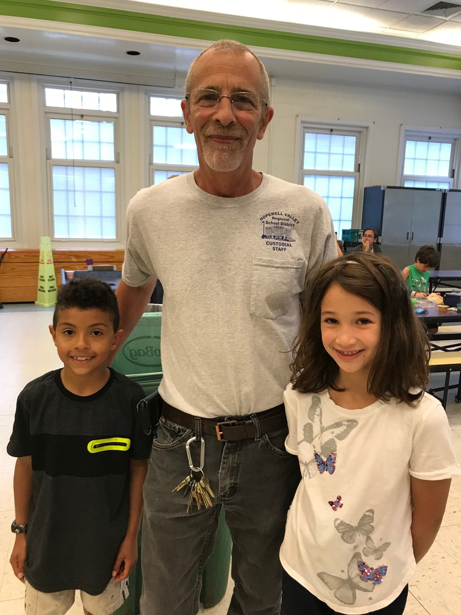 CaulfieldMeg's tweet photo. Last Friday lunch with these 1st and 2nd grade cuties!😞...And I'll miss you too, Mr. Scott! #schoolyearcountdown #BestYearEver  #jetlennon #TollGateGrammar https://t.co/5dWoY8BJov