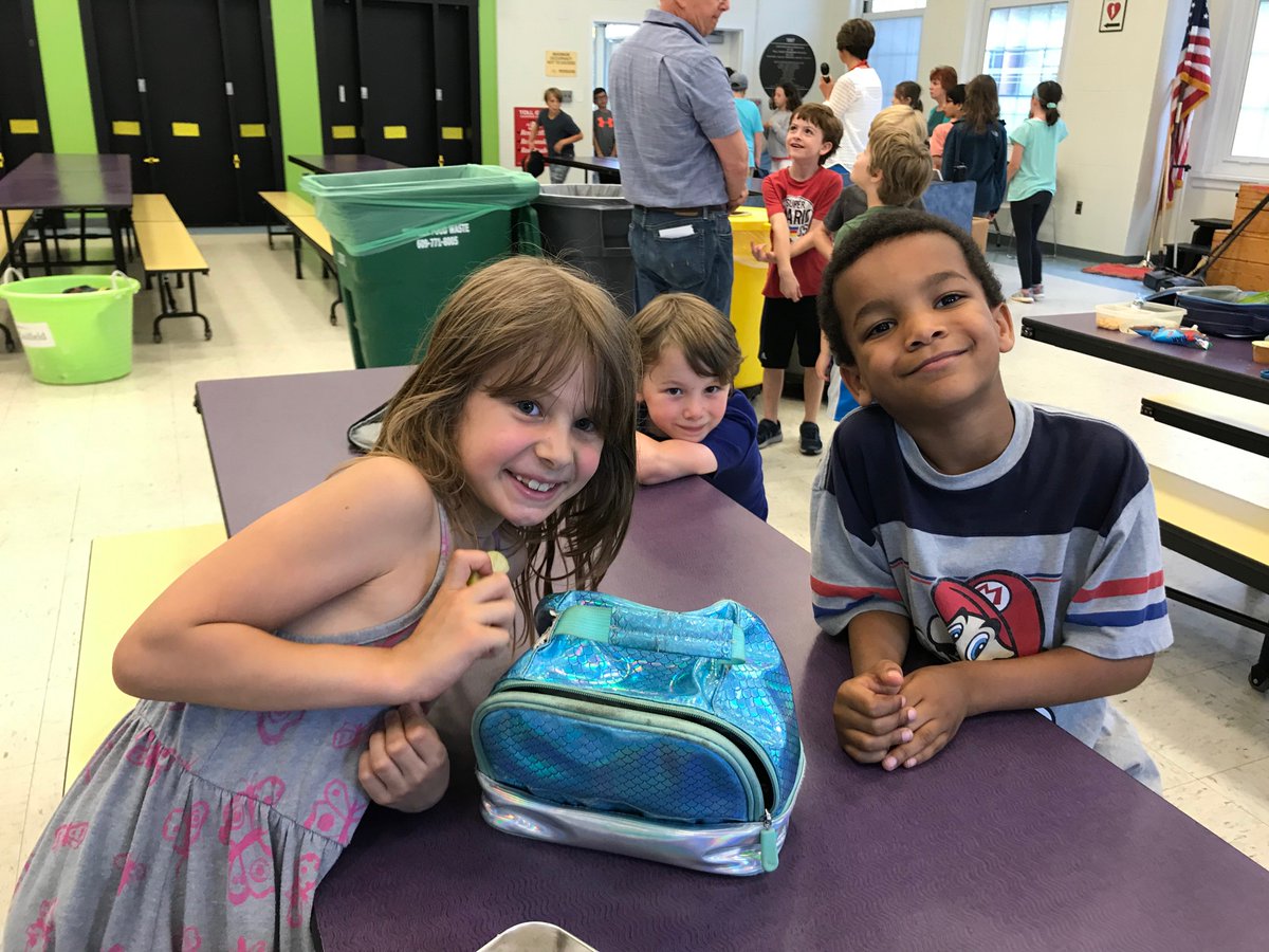 CaulfieldMeg's tweet photo. Last Friday lunch with these 1st and 2nd grade cuties!😞...And I'll miss you too, Mr. Scott! #schoolyearcountdown #BestYearEver  #jetlennon #TollGateGrammar https://t.co/5dWoY8BJov