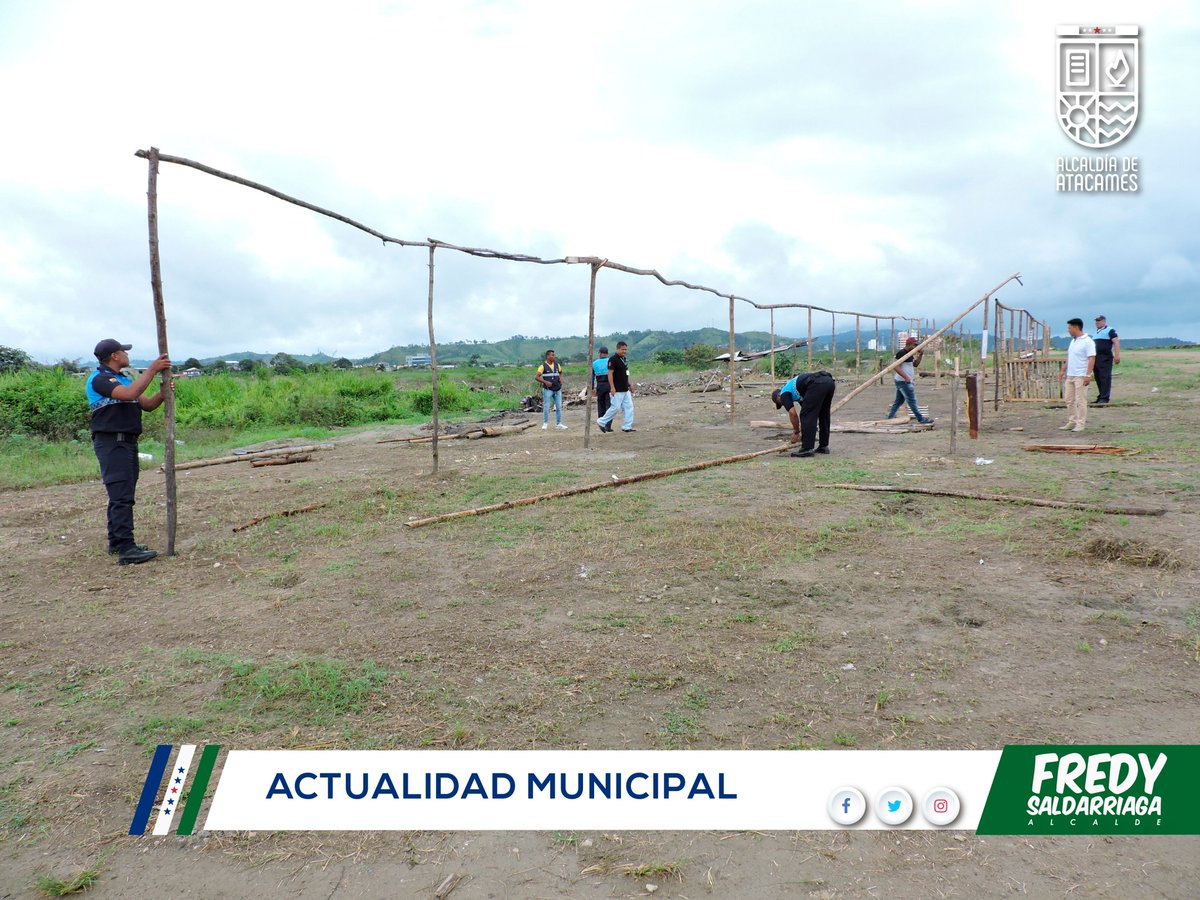 GadAtacames2019's tweet photo. En horas de la mañana Comisaría de la Construcción y Comisaría Municipal, procedieron a realizar el desalojo de caramancheles construidos en la bocana del río Atacames sector Castelnuovo. Después de haber realizado las notificaciones pertinentes. https://t.co/gL2lJ7p4ND