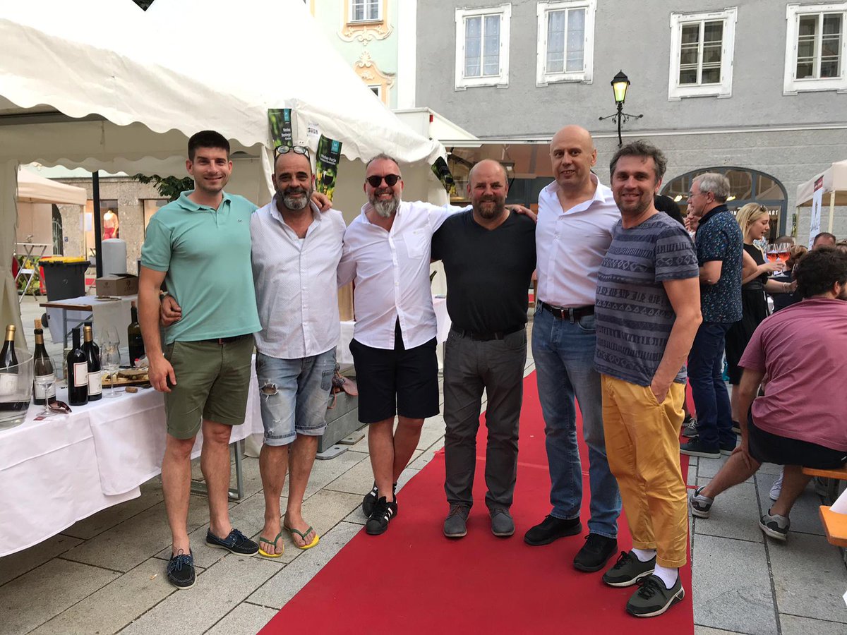 SLOinAUT's tweet photo. #Wein und Markt= Hochgenuss! Probieren Sie heute am #Weinmarkt in #Hallein #Salzburg die besten Tropfen von mehr als 30 🇦🇹 Winzer und heuer zum erstem Mal auch 🇸🇮 TOP Winzer: #Stemberger, @KabajWines, #BurjaEstate and #VinoZaro. @SloveniaInfo @MZZRS @MGRTgov https://t.co/poCoTuuCfE