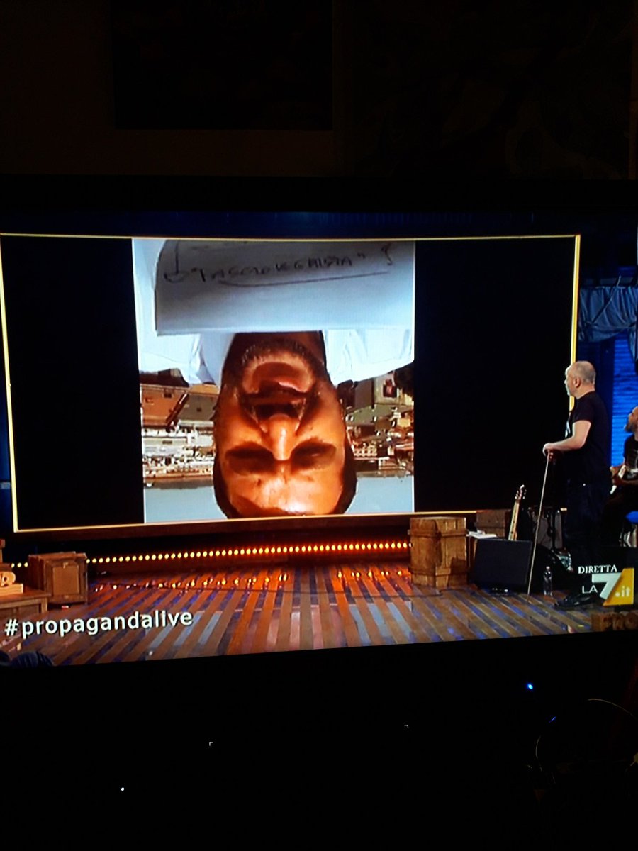 TsumeGodzilla's tweet photo. "Fascio leghista", l'easter egg di Salweenie per farsi mettere a testa in giù e farsi chiamare finalmente fascio a LA7! 
Ora chi la sente la Gruber!
#propagandalive 
@welikeduel https://t.co/UhgUQw4mMn