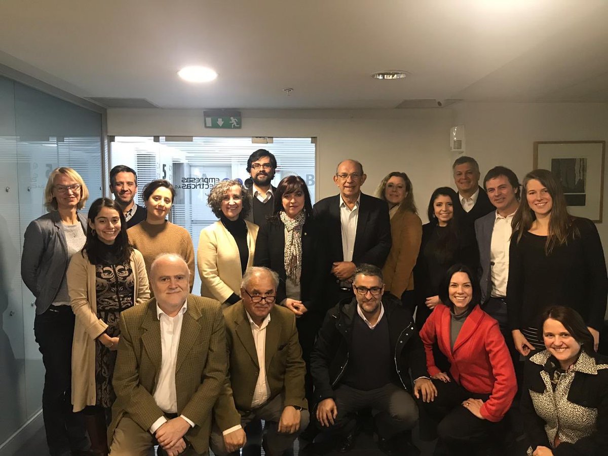 anniedufey's tweet photo. Que gran grupo y discusion tuvimos hoy! Desde @Energia2030CL cumplimos 10 años impulsando un debate informado y de mirada de largo plazo en el sector energia #descarbonisation https://t.co/ld3K1Qt7DQ