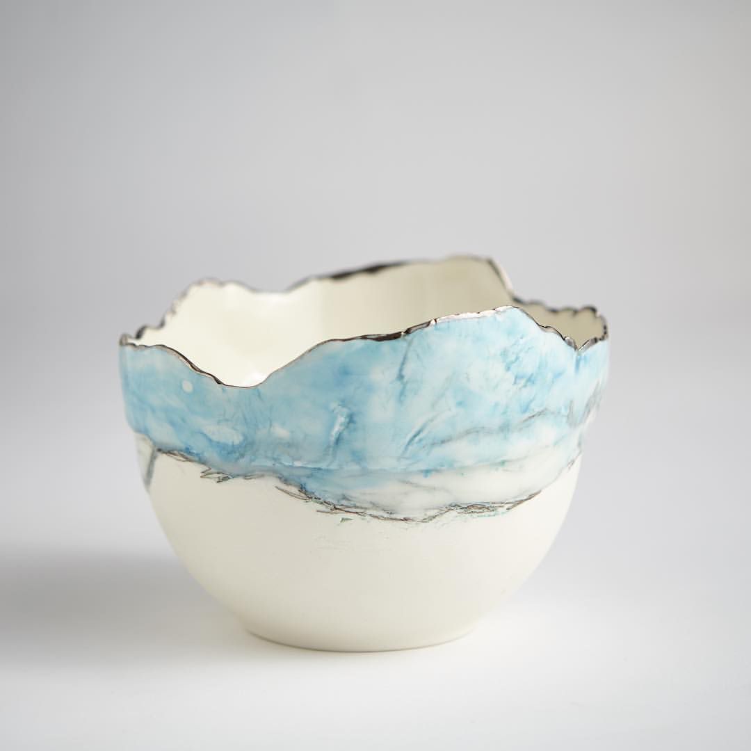 Love this elegant bowl by @nicolabriggsceramics This was featured in the ‘HEAT’ exhibition by members of the 
@northeastnorthernpotters in #Todmorden #westyorkshire
#britishcraft #madebyhand #handmade #makersby #yorkshiremakers